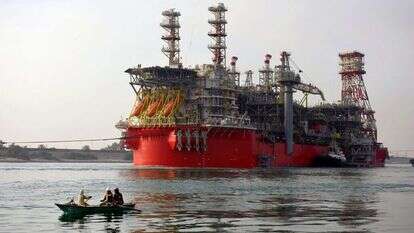 האונייה המובילה את אסדת כריש בתעלת סואץ, 2022. צילומים: AFP