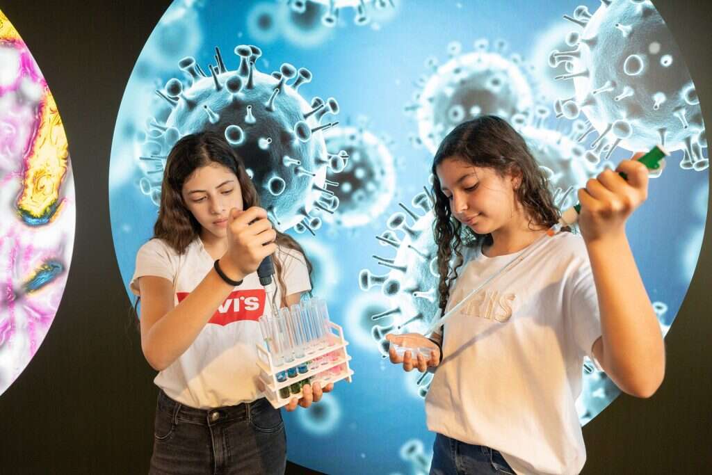 לומדים על וירוסים במוזיאון הרפואה טכנודע. | רמי זרנגר