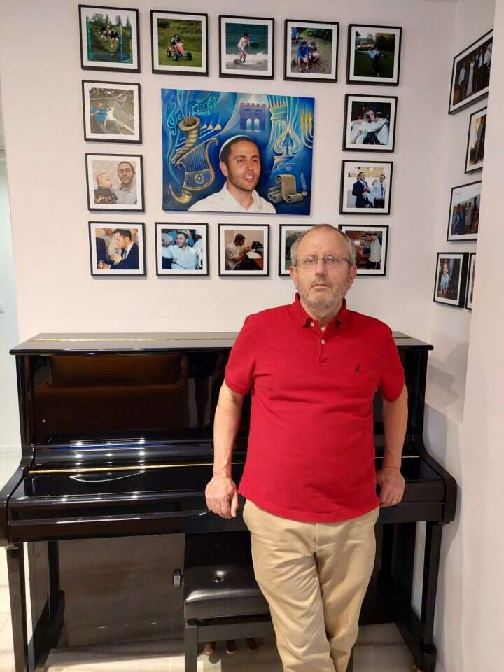 יהודה דרסינובר, על רקע תמונות בנו אריאל ז"ל. | באדיבות המצולם