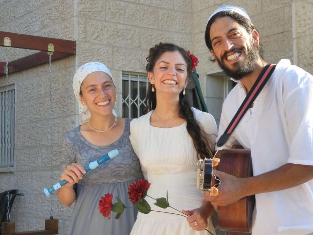 ינון לבנון ז"ל, עם אחיותיו רוממה ותהלה. | עינה שהם