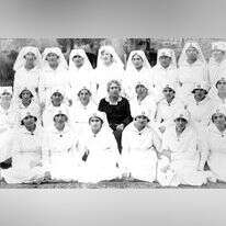 הנרייטה סאלד עם האחיות הראשונות של בית החולים הדסה בירושלים, 1921. | באדיבות הארכיון הציוני המרכזי, ירושלים. "PHG1017363"