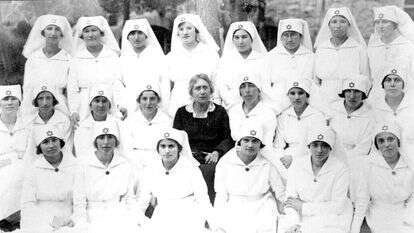 הנרייטה סאלד עם האחיות הראשונות של בית החולים הדסה בירושלים, 1921. | באדיבות הארכיון הציוני המרכזי, ירושלים. "PHG1017363"