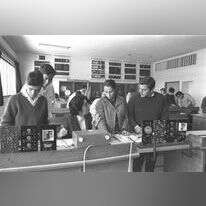 מייסדי הרשת שאפו לסגל את התלמידים לעולם המודרני. תלמידים במעבדה לפיזיקה בבית ספר אליאנס בתל־אביב | פריץ כהן, לע"מ יוצר: עמית נעמני