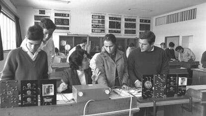 מייסדי הרשת שאפו לסגל את התלמידים לעולם המודרני. תלמידים במעבדה לפיזיקה בבית ספר אליאנס בתל־אביב | פריץ כהן, לע"מ יוצר: עמית נעמני