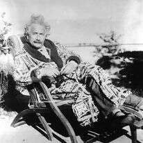 המדען בן ה- 49 בגינת ביתו במפרץ לובק. אלברט איינשטיין, 1928. | AP