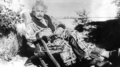 המדען בן ה- 49 בגינת ביתו במפרץ לובק. אלברט איינשטיין, 1928. | AP המדען בן ה- 49 בגינת ביתו במפרץ לובק. אלברט איינשטיין, 1928. | AP