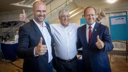 ניר ברקת, אמיר אוחנה ואחד ממתפקדי הליכוד בקלפי הליכוד בירושלים. | יונתן זינדל - פלאש 90