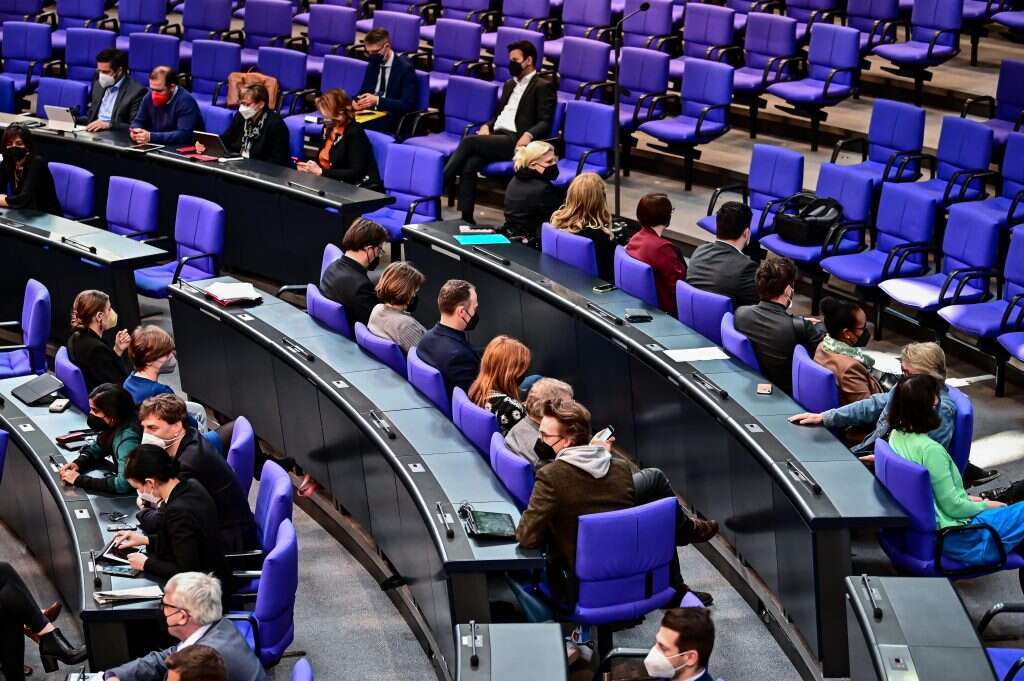 תגובה חרדתית. נציגי שמאל בבונדסטאג מפנים עורף בעת נאומו של חבר ה-AfD בדיוני התקציב, מרץ 2022. | גטי אימג'ס