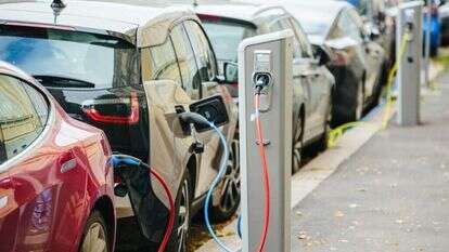 מכוניות חשמליות. | שאטרסטוק