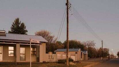 בתים בסגנון מסורתי ולבנים שעובדים גם במלאכת כפיים. אורניה. צילומים: איי.אף.פי