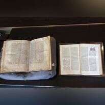 מימין: תלמוד ירושלמי, דפוס ונציה. משמאל: כתב יד ליידן מבפנים. | יעקב צ' מאיר