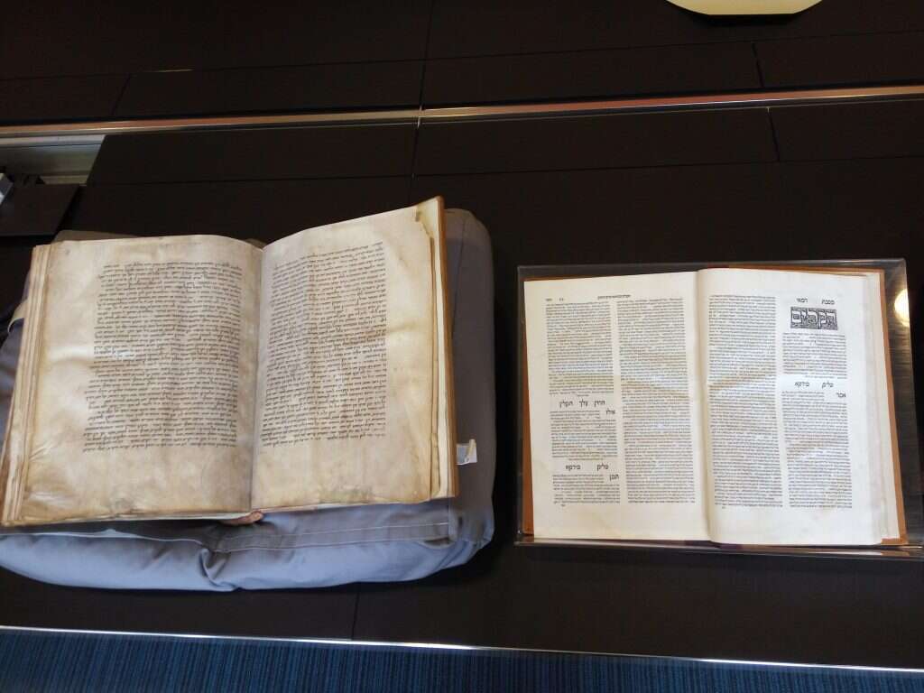 מימין: תלמוד ירושלמי, דפוס ונציה. משמאל: כתב יד ליידן מבפנים. | יעקב צ' מאיר