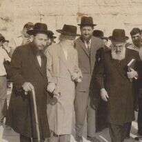 משמאל לימין: הרב אברהם רוזנבוים, הרב הנזיר, בנו הרב שאר־ישוב כהן, חתנו הרב שלמה גורן, 1970. | באדיבות המשפחה