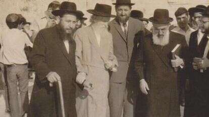 משמאל לימין: הרב אברהם רוזנבוים, הרב הנזיר, בנו הרב שאר־ישוב כהן, חתנו הרב שלמה גורן, 1970. | באדיבות המשפחה