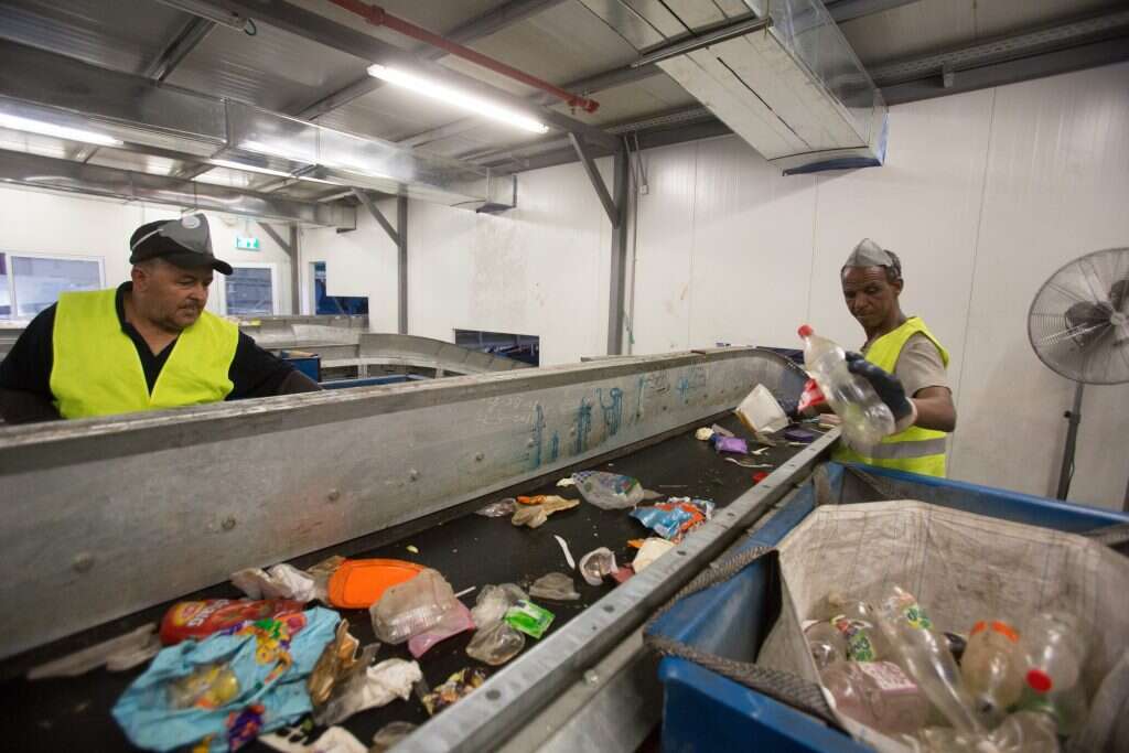 "זיהום אוויר חשוב יותר ממחזור פסולת". עובדים במתקן מחזור. | יונתן זינדל, פלאש 90