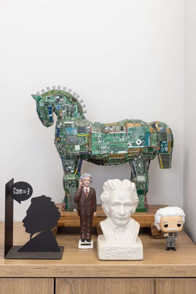 תורת היחסות פשוטה, תורת הקוואנטים יותר מורכבת. דמויות אלברט איינשטיין במשרדו של בן־ישראל. | אבישג שאר-ישוב