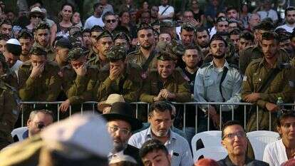 חבריו ליחידה בהלוויה. | קוקו