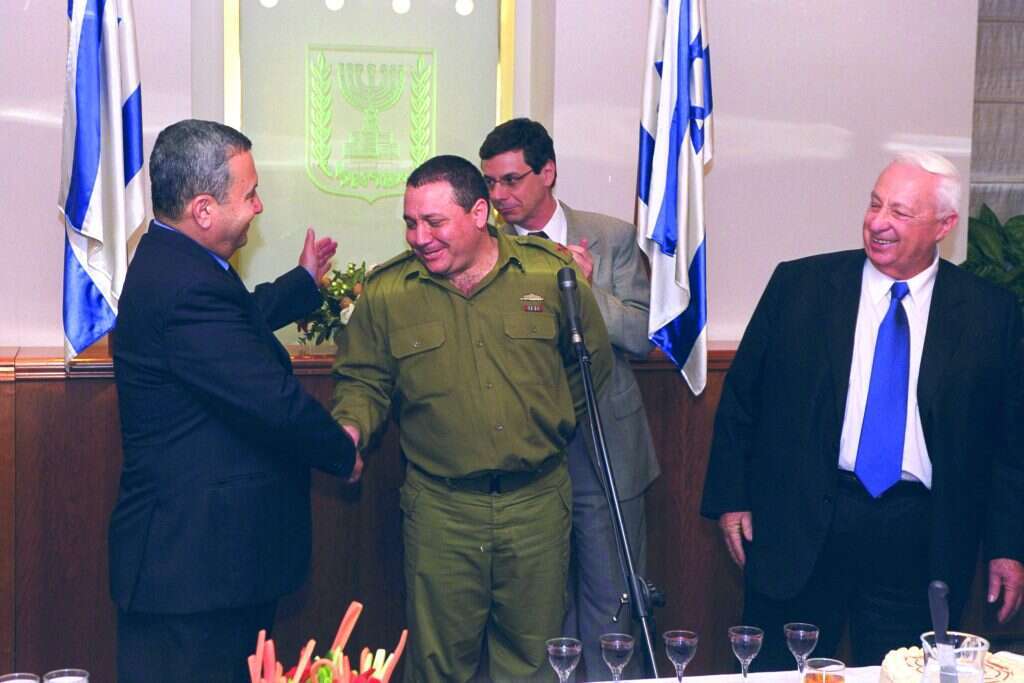 איזנקוט עם ראשי הממשלה אריאל שרון ואהוד ברק, בטקס סיום תפקידו כמזכיר הצבאי של ברק, 2001. | עמוס בן־גרשום, לע"מ איזנקוט עם ראשי הממשלה אריאל שרון ואהוד ברק, בטקס סיום תפקידו כמזכיר הצבאי של ברק, 2001. | עמוס בן־גרשום, לע"מ