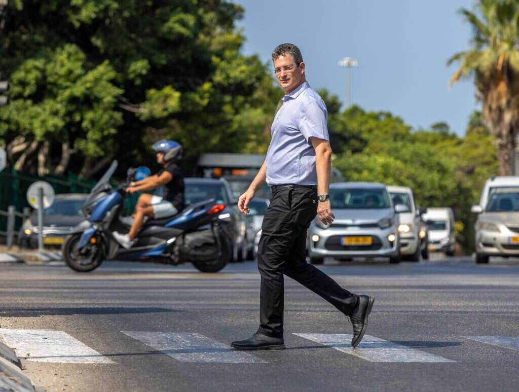 אלי אנושי. | יוסי אלוני