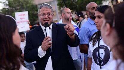 איתמר בן־גביר בהפגנת נשות השוטרים, השבוע בתל־אביב | תומר נויברג, פלאש 90 איתמר בן־גביר בהפגנת נשות השוטרים, השבוע בתל־אביב | תומר נויברג, פלאש 90