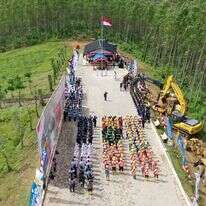 בנאי נוסנטרה בטקס יום העצמאות בעיר הנבנית בג'ונגל בבורנאו, שלשום. | אי.פי.איי