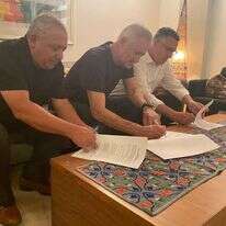 שר הביטחון ויו"ר המחנה הממלכתי, בני גנץ, שר המשפטים, גדעון סער ורא"ל במיל' גדי איזנקוט, בזמן החתימה על הריצה המשותפת בביתו של גנץ. קרדיט: ללא