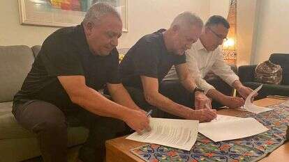 שר הביטחון ויו"ר המחנה הממלכתי, בני גנץ, שר המשפטים, גדעון סער ורא"ל במיל' גדי איזנקוט, בזמן החתימה על הריצה המשותפת בביתו של גנץ. קרדיט: ללא