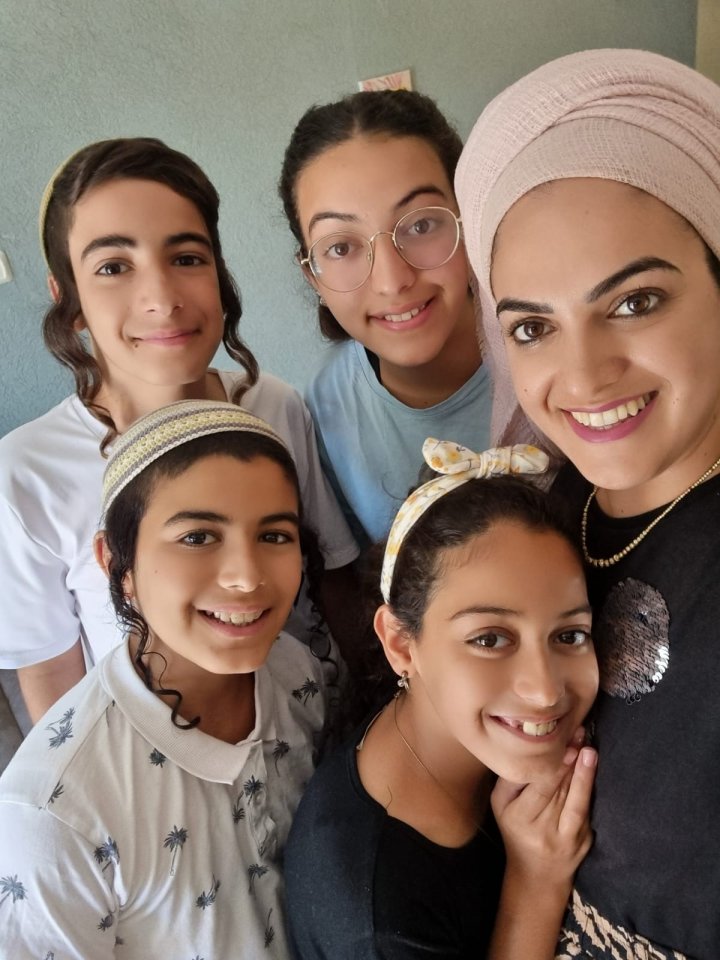 הדסה וקנין וארבעת ילדיה שנולדו לה מ"נישואי הבוסר" עם אלירן. באדיבות המשפחה