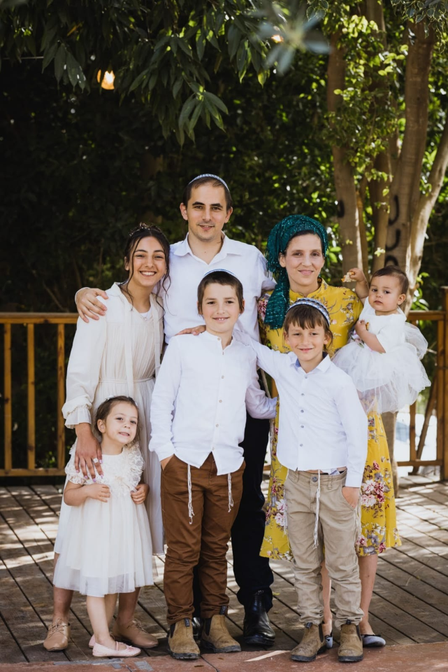 הרב אברהם סתיו רעייתו בתיה וחמשת ילדהם. | דוד שטיין