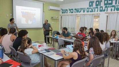 הכותב עם תלמידי המכינה הקדם־צבאית "מיתרים לכיש" בנחל עוז | אדי ישראל
