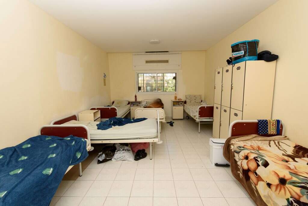 חדר אשפוז במחלקה פסיכיאטרית. | אייל מרגולין, ג'יני