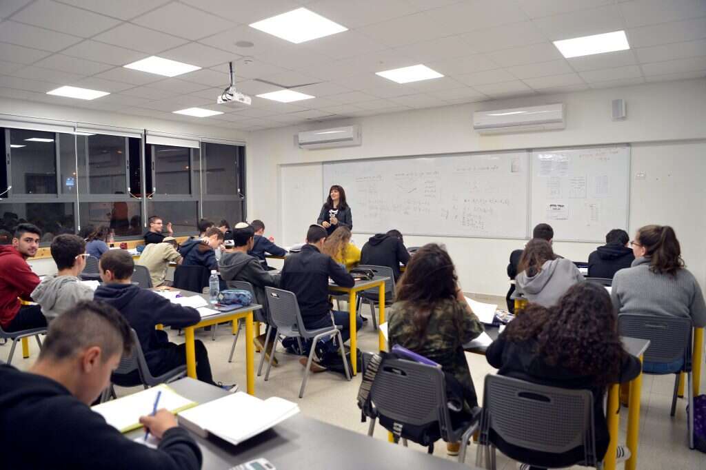 כיתת תיכון, אילוסטרציה. | יוסי זליגר