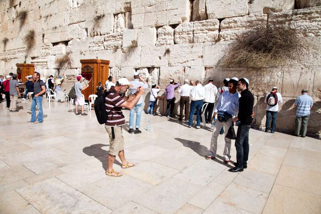 כל מי שיחפש בגוגל ימצא אינספור תמונות. תיירים מצטלמים בכותל המערבי. | שאטרסטוק