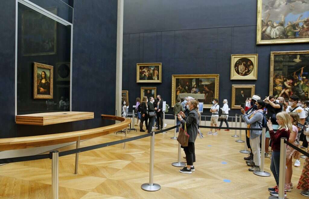 של ציור לא מקנה בעלות. המונה ליזה במוזיאון הלובר.