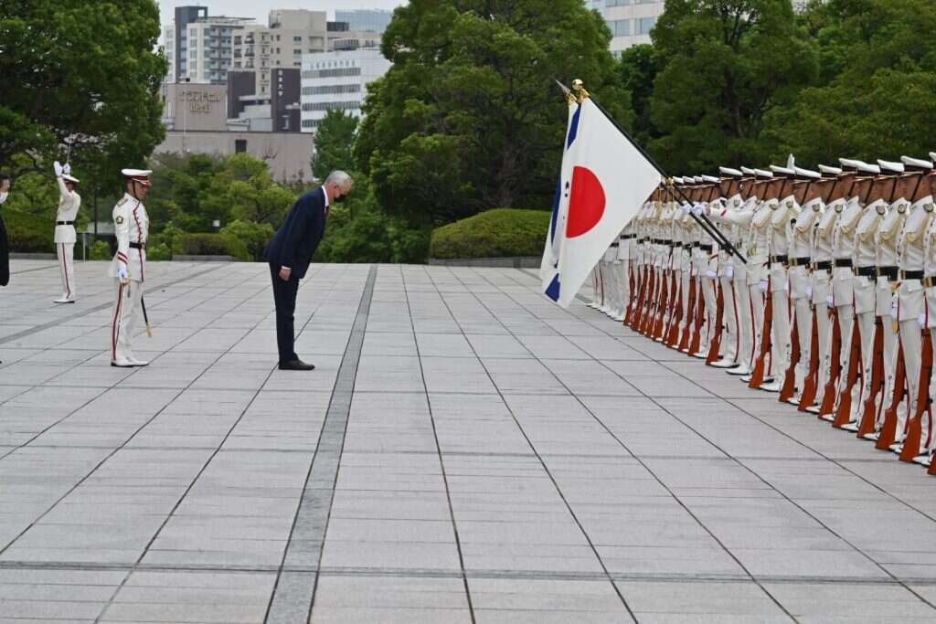 בני גנץ ומשמר הכבוד היפני. קרדיט | אריאל חרמוני
