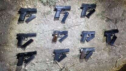 כלי נשק בלתי חוקיים שנתפסו בגבול. | דוברות המשטרה כלי נשק בלתי חוקיים שנתפסו בגבול. | דוברות המשטרה