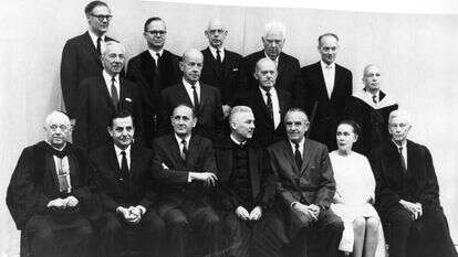 זכה להערצה בממדים המזכירים את גדולי הרבנים. ליברמן (משמאל) בטקס קבלת תואר לשם כבוד באוניברסיטת הרווארד. | גטי אימג'ס