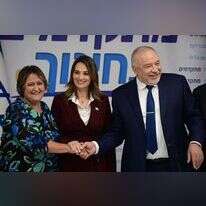 שר האוצר ליברמן,שרת החינוך שאשא-ביטון ויפה בן דוד בחתימת ההסכם עם הסתדרות המורים, באוגוסט 22'. | תומר נויברג, פלאש 90 שר האוצר ליברמן,שרת החינוך שאשא-ביטון ויפה בן דוד בחתימת ההסכם עם הסתדרות המורים, באוגוסט 22'. | תומר נויברג, פלאש 90