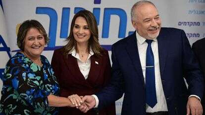 שר האוצר ליברמן,שרת החינוך שאשא-ביטון ויפה בן דוד בחתימת ההסכם עם הסתדרות המורים, באוגוסט 22'. | תומר נויברג, פלאש 90 שר האוצר ליברמן,שרת החינוך שאשא-ביטון ויפה בן דוד בחתימת ההסכם עם הסתדרות המורים, באוגוסט 22'. | תומר נויברג, פלאש 90