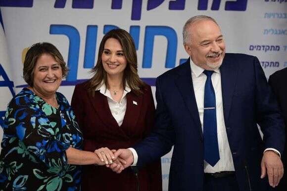 שר האוצר ליברמן,שרת החינוך שאשא-ביטון ויפה בן דוד בחתימת ההסכם עם הסתדרות המורים, באוגוסט 22'. | תומר נויברג, פלאש 90