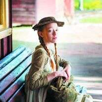 סיפור האסופית עובד לסדרה הסובלת מעודף תקינות פוליטית ומקשר קלוש לעלילה המקורית. מתוך "אן עם הצמות" | Netflix / Caitlin Cronenberg