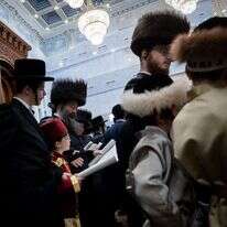 ויכוח פוליטי על חינוך. קריאת מגילה בבית המדרש של ישיבת בעלז בירושלים. | יונתן זינדל, פלאש 90 ויכוח פוליטי על חינוך. קריאת מגילה בבית המדרש של ישיבת בעלז בירושלים. | יונתן זינדל, פלאש 90