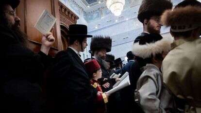 ויכוח פוליטי על חינוך. קריאת מגילה בבית המדרש של ישיבת בעלז בירושלים. | יונתן זינדל, פלאש 90