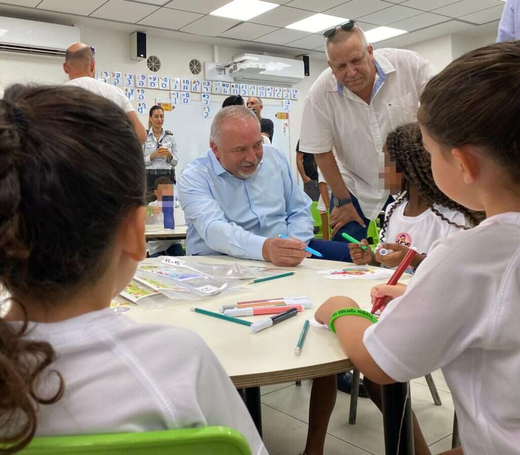 שר האוצר בביקור במוסדות חינוך בעוטף עזה