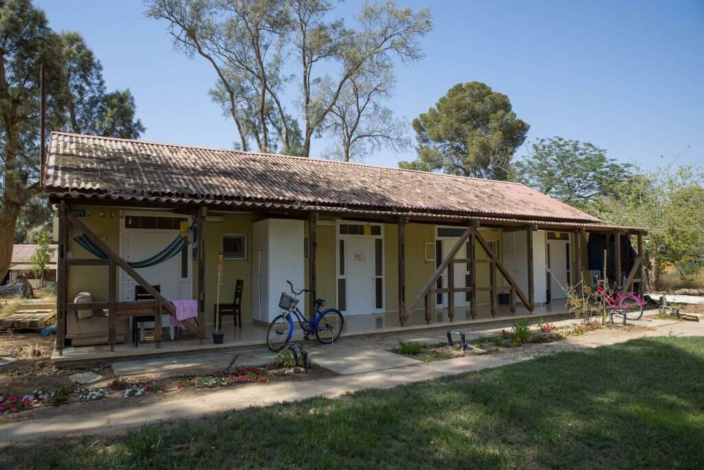 ההווי הקהילתי המלוכד, בקהילה ליברלית ומכילה. דירות המעבר ב"בית בקיבוץ" בחצרים. | לירון מולדובן ההווי הקהילתי המלוכד, בקהילה ליברלית ומכילה. דירות המעבר ב"בית בקיבוץ" בחצרים. | לירון מולדובן