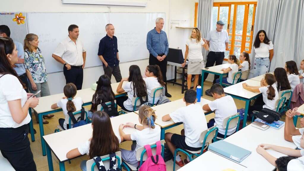 בבית הספר ״יחד״ מרשת בתי הספר מיתרים המשלבים דתיים וחילונים במודיעין, יחד עם שר התרבות והספורט חילי טרופר וראש העיר חיים ביבס. | איתמר שאול