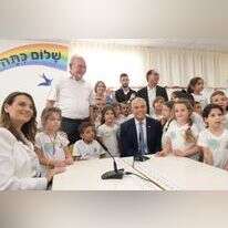 ראש הממשלה יאיר לפיד ושרת החינוך יפעת שאשא ביטון בבי"ס היסודי ניצני המדע ברחובות. | עמוסן בן גרשום, לע"מ