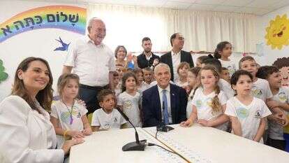 ראש הממשלה יאיר לפיד ושרת החינוך יפעת שאשא ביטון בבי"ס היסודי ניצני המדע ברחובות. | עמוסן בן גרשום, לע"מ