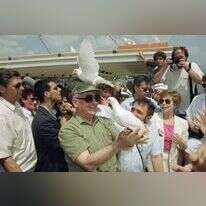 גורבצ'וב ורעייתו (ראשונה מימין) בישראל, 1992 ; מאחורי גורבצ'וב מימין נראית כתבתנו. | AP