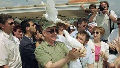 גורבצ'וב ורעייתו (ראשונה מימין) בישראל, 1992 ; מאחורי גורבצ'וב מימין נראית כתבתנו. | AP